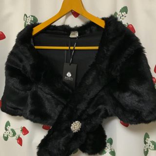 フェイクファーショール☆新品☆ブローチ付き☆謝恩会など(マフラー/ショール)