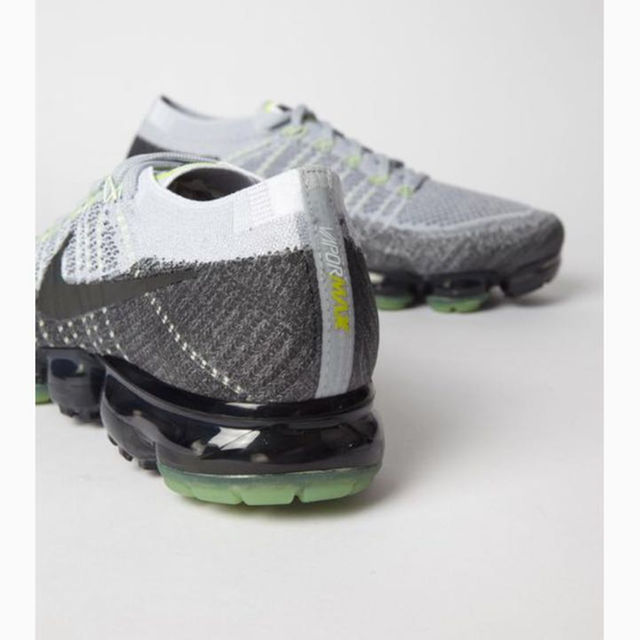 NIKE(ナイキ)のks2様専用 vapormax flyknit heritage neon メンズの靴/シューズ(スニーカー)の商品写真