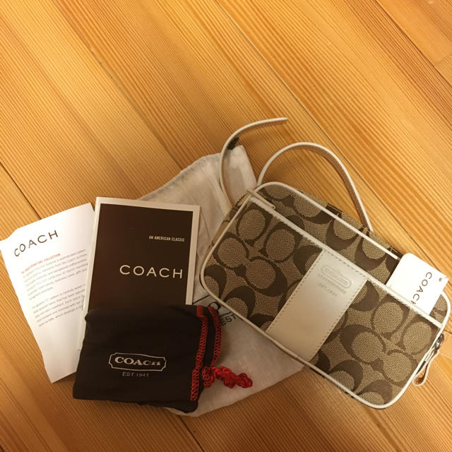 COACH(コーチ)の【新品】coach ウエストポーチ 白 レディースのバッグ(ボディバッグ/ウエストポーチ)の商品写真