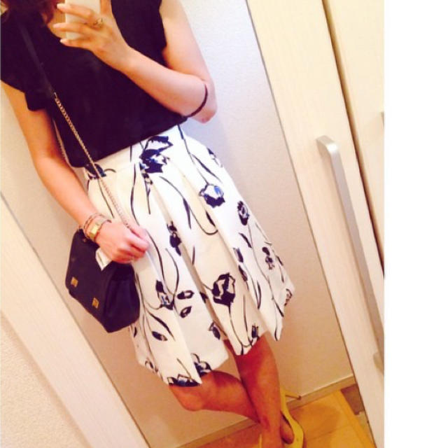 ZARA(ザラ)のzara 花柄スカート xsサイズ レディースのスカート(ひざ丈スカート)の商品写真