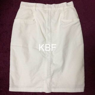 ケービーエフ(KBF)のKBF ホワイト 膝丈ペンシルスカート (ひざ丈スカート)