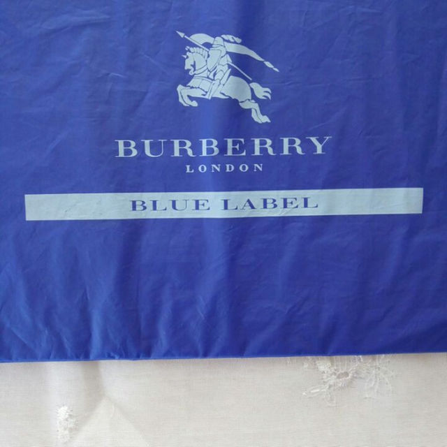 BURBERRY BLUE LABEL(バーバリーブルーレーベル)のバーバリーブルーレーベル　ビニール巾着 レディースのバッグ(ショップ袋)の商品写真