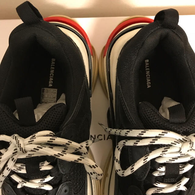 Balenciaga(バレンシアガ)の新品正規品42サイズ BALENCIAGA triple S BLACK/RED メンズの靴/シューズ(スニーカー)の商品写真