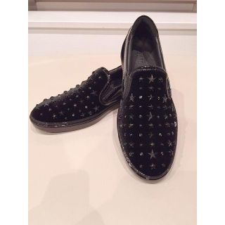 ジミーチュウ(JIMMY CHOO)の【未使用】JIMMY CHOO GROVE スタースタッズ X クリスタル付き (スリッポン/モカシン)