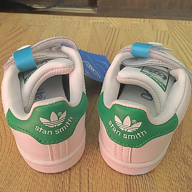 adidas(アディダス)のアディダススタンスミスキッズ キッズ/ベビー/マタニティのキッズ靴/シューズ(15cm~)(スニーカー)の商品写真