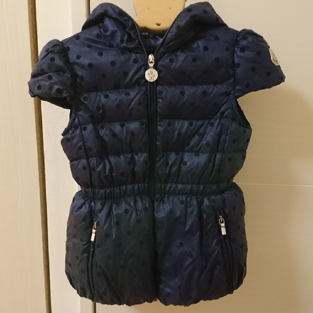 MONCLER(モンクレール)のmoncler ドット ダウンベスト 4y キッズ/ベビー/マタニティのキッズ服女の子用(90cm~)(ジャケット/上着)の商品写真