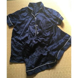 ジーユー(GU)のGU パジャマ サテン 紺 上下セット 春夏秋 未使用(パジャマ)