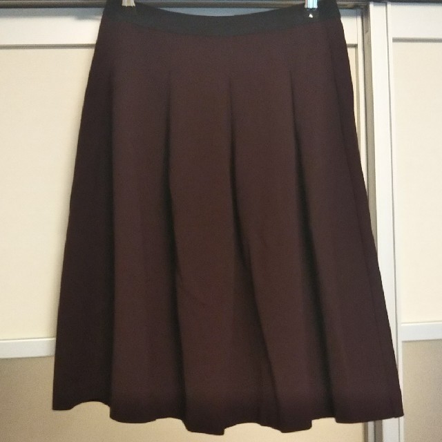 UNIQLO(ユニクロ)のUNIQLO スカート 膝丈 フレア ボルドー ワインレッド レディースのスカート(ひざ丈スカート)の商品写真