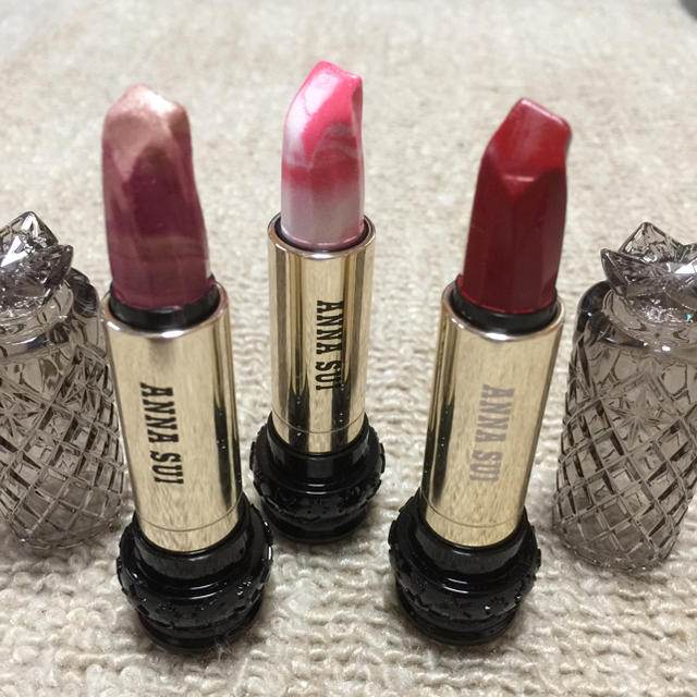 ANNA SUI(アナスイ)の★お値段下げ★アナスイリップスティックM770(左)M370(中)V400(右) コスメ/美容のベースメイク/化粧品(口紅)の商品写真