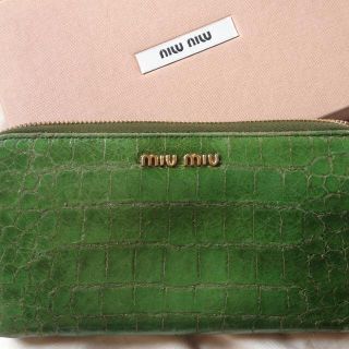 ミュウミュウ(miumiu)のmiumiuクロコ調長財布(財布)