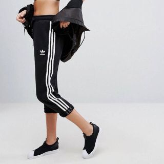 アディダス(adidas)の【 Lサイズ 】新品タグ付き 3ストライプ クロップド スウェットパンツ(クロップドパンツ)