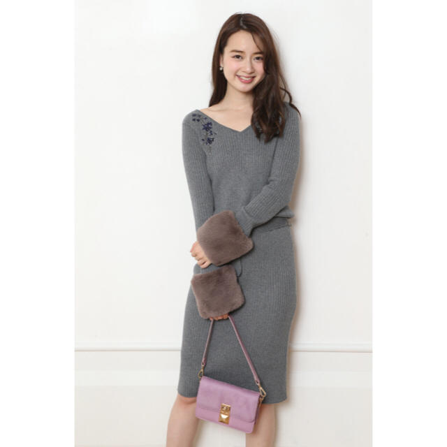 のデザイン⋂ JUSGLITTY - 大人気新品ジャスグリッティー衿刺繍袖ファーワンピースの ーココディ