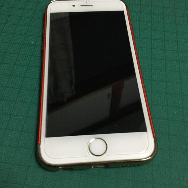 Apple(アップル)のSIMフリーiPhone 6s 64gb red エディション風Qi充電 スマホ/家電/カメラのスマートフォン/携帯電話(スマートフォン本体)の商品写真