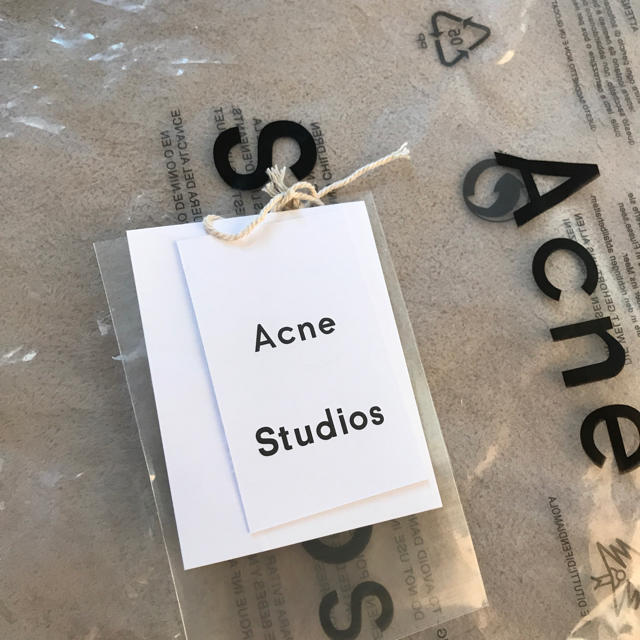 ACNE(アクネ)のacneストール中古 レディースのファッション小物(ストール/パシュミナ)の商品写真