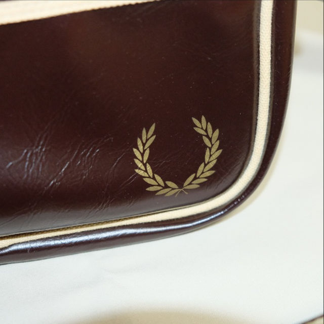 FRED PERRY(フレッドペリー)の[送料無料][正規]FRED PERRY ショルダーバッグ 茶色 フレッドペリー メンズのバッグ(その他)の商品写真