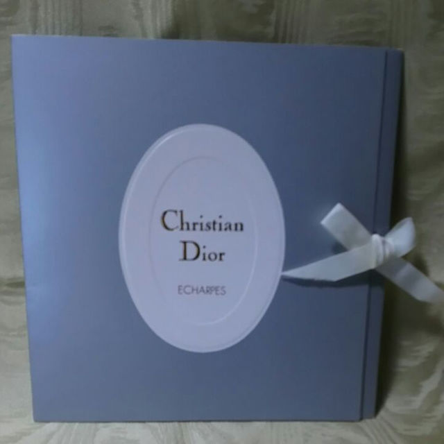 Christian Dior(クリスチャンディオール)の未使用◆ChristianDior◆黄色バラ シルクスカーフ レディースのファッション小物(マフラー/ショール)の商品写真