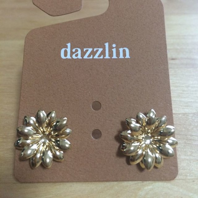 dazzlin(ダズリン)のdazzlin 花型 ゴールドピアス レディースのアクセサリー(ピアス)の商品写真