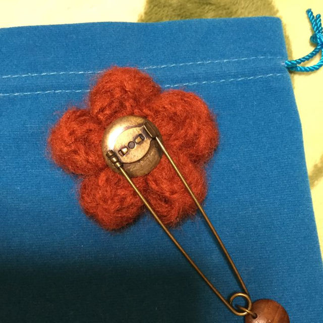 SM2(サマンサモスモス)のお花  ピン ブローチ  毛糸 レディースのアクセサリー(ブローチ/コサージュ)の商品写真