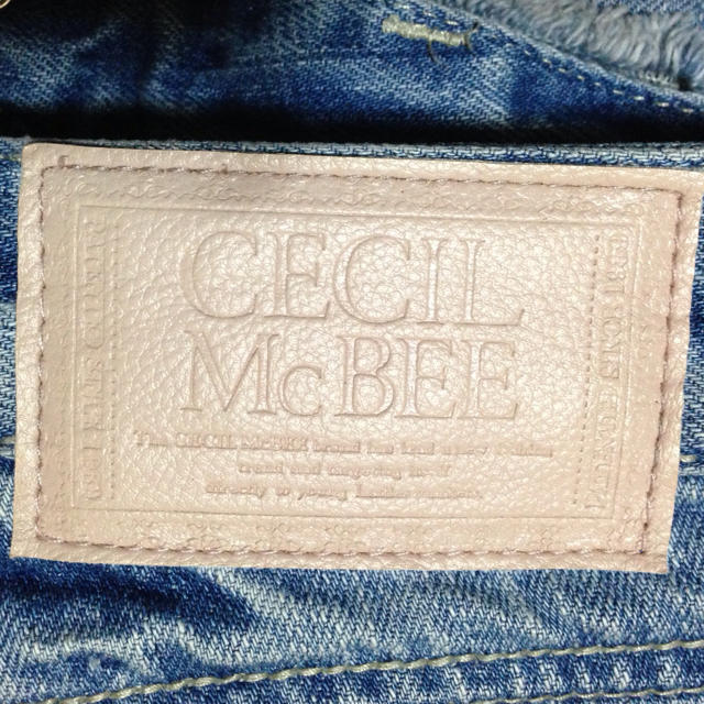 CECIL McBEE(セシルマクビー)のCECIL Mc BEE 七部丈パンツ レディースのパンツ(デニム/ジーンズ)の商品写真