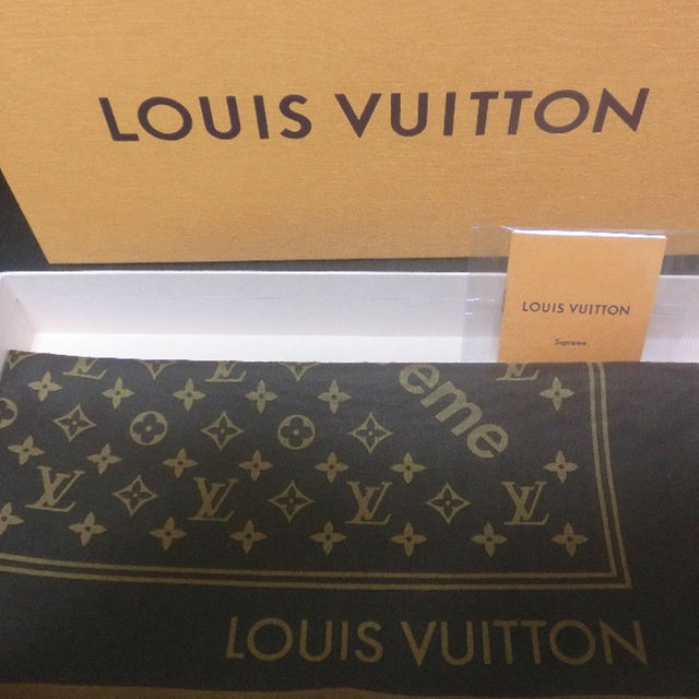 LOUIS VUITTON(ルイヴィトン)のルイヴィトン　シュプリーム　コラボ商品　バンダナ　希少 メンズのファッション小物(ハンカチ/ポケットチーフ)の商品写真