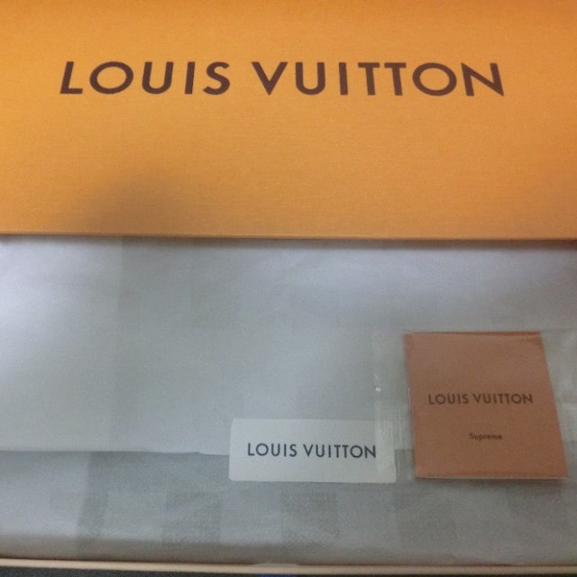 LOUIS VUITTON(ルイヴィトン)のルイヴィトン　シュプリーム　コラボ商品　バンダナ　希少 メンズのファッション小物(ハンカチ/ポケットチーフ)の商品写真