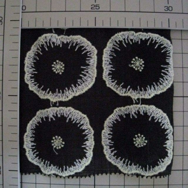 mina perhonen(ミナペルホネン)の【専用】jelly flower*black∞刺繍はぎれ現品販売 ハンドメイドの素材/材料(生地/糸)の商品写真