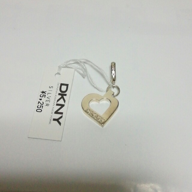 DKNY(ダナキャランニューヨーク)のDKNY　ハートのペンダントヘッド レディースのアクセサリー(その他)の商品写真