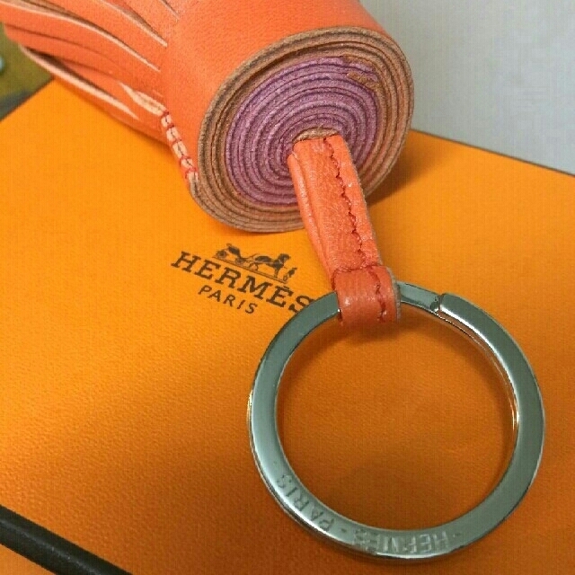 Hermes(エルメス)の☆週末値下げ中☆美品★HERMES カルメンバイカラー オレンジピンク レディースのファッション小物(キーホルダー)の商品写真