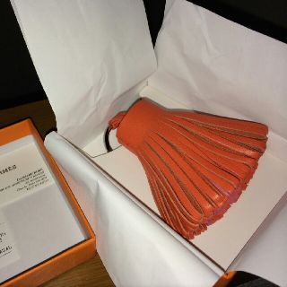 エルメス(Hermes)の☆週末値下げ中☆美品★HERMES カルメンバイカラー オレンジピンク(キーホルダー)