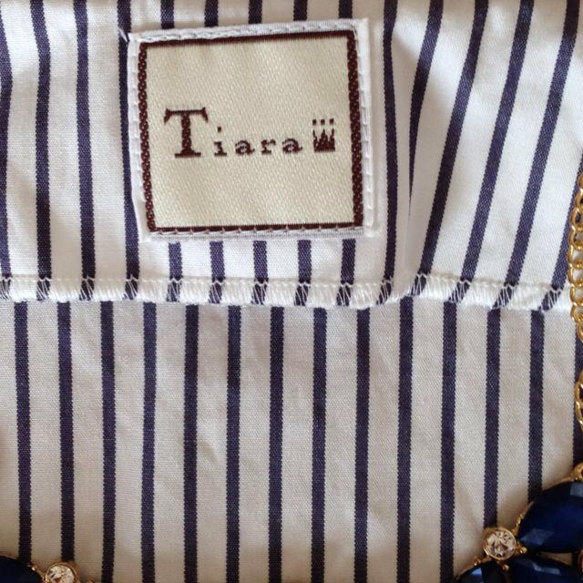 tiara(ティアラ)のtiara ストライプリボンブラウス レディースのトップス(シャツ/ブラウス(半袖/袖なし))の商品写真
