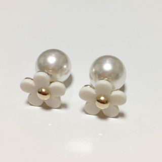 フラワーピアス（ホワイト）(ピアス)