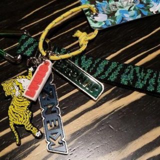 ケンゾー(KENZO)のKENZO×H&Mコラボ　キーホルダー   新品未使用タグ付き(その他)