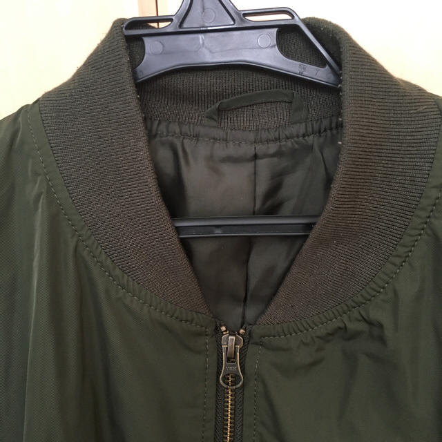 GU(ジーユー)のGU ジーユー オリーブ色 MA-1 XLサイズ 送料込 メンズのジャケット/アウター(ミリタリージャケット)の商品写真