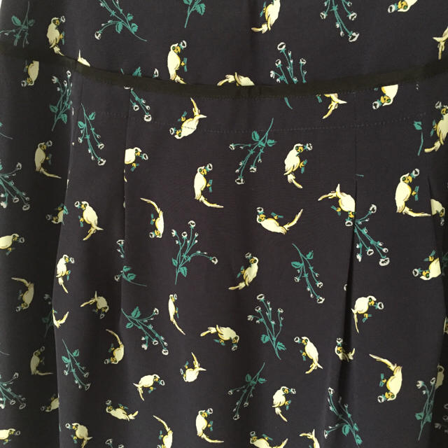Rubyrivet(ルビーリベット)の鳥×小花 スカート レディースのスカート(ひざ丈スカート)の商品写真