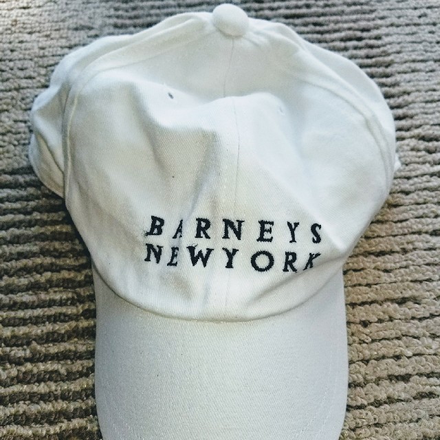 BARNEYS NEW YORK(バーニーズニューヨーク)のバーニーズニューヨーク 白キャップ レディースの帽子(キャップ)の商品写真