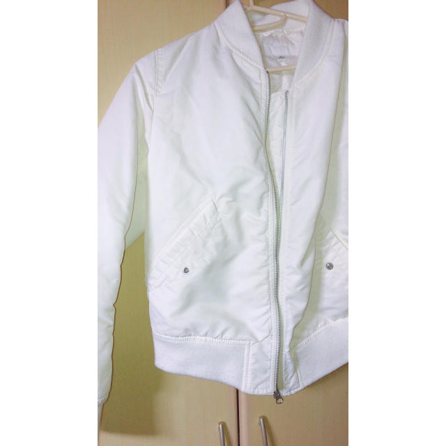 UNIQLO(ユニクロ)のUNIQLO ユニクロ MA-1 白 Mサイズ美品 レディースのジャケット/アウター(ブルゾン)の商品写真