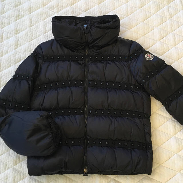 MONCLER(モンクレール)のモンクレール レディースダウン ブラック ビジュー レディースのジャケット/アウター(ダウンジャケット)の商品写真