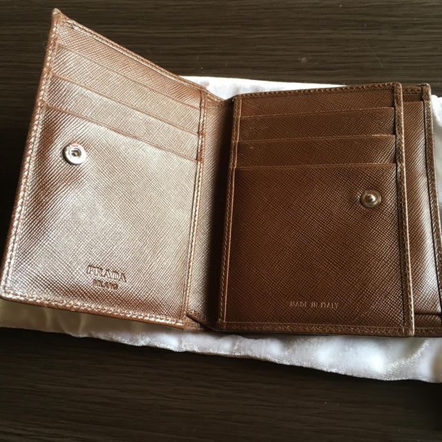 PRADA コンパクト 財布の通販 by Yuuta's shop｜プラダならラクマ - プラダ サフィアーノ 二つ折り 低価正規店
