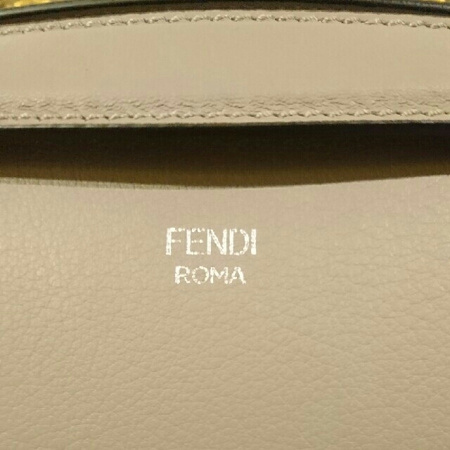 FENDI(フェンディ)のFENDI フェンディバイザウェイMサイズ新品未使用ベージュグレージュ 人気色  レディースのバッグ(ショルダーバッグ)の商品写真