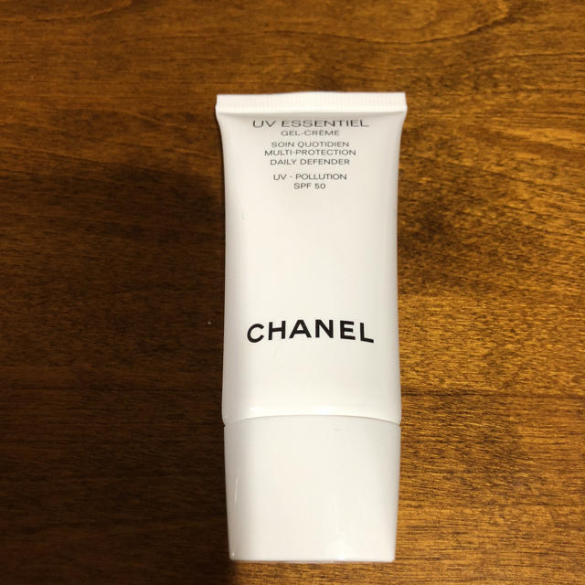 CHANEL(シャネル)のシャネル UVエサンシエルジェルクリーム50 コスメ/美容のボディケア(日焼け止め/サンオイル)の商品写真