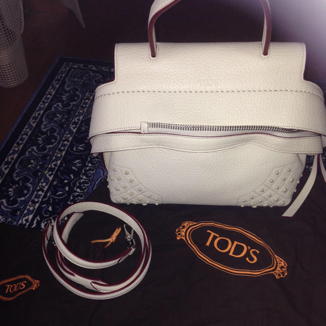 TOD'S(トッズ)のTODS  ウェーブバッグスモール★ホワイト×ワインレッド レディースのバッグ(ハンドバッグ)の商品写真