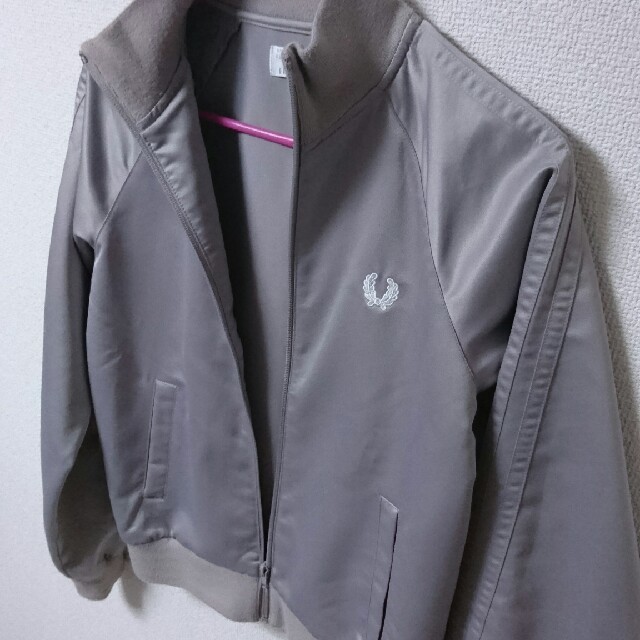 FRED PERRY(フレッドペリー)のはちみつ様フレッドペリー☆トラックジャケットジャージシルバー レディースのジャケット/アウター(ブルゾン)の商品写真