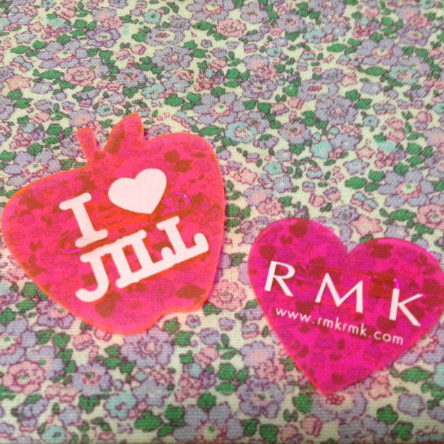 JILLSTUART(ジルスチュアート)のJILLとRMKのバッチ♡ レディースのアクセサリー(ブローチ/コサージュ)の商品写真