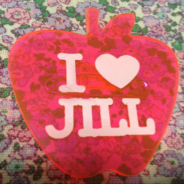 JILLSTUART(ジルスチュアート)のJILLとRMKのバッチ♡ レディースのアクセサリー(ブローチ/コサージュ)の商品写真