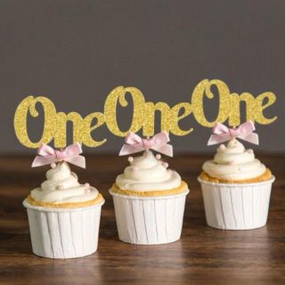 お誕生日、記念日 筆記体ゴールドグリッター「ONE」ケーキトッパー(アルバム)