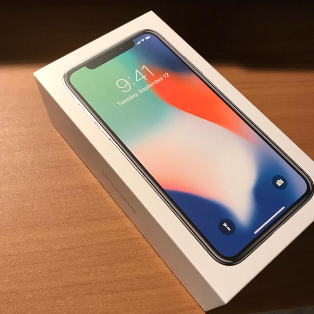 iPhone(アイフォーン)の美品！ i phone x 64GB シルバー simフリー スマホ/家電/カメラのスマートフォン/携帯電話(スマートフォン本体)の商品写真