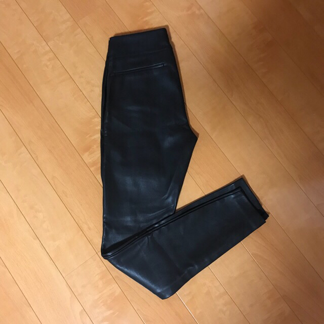 ZARA(ザラ)のZARA     フェイクレザーパンツ レディースのパンツ(その他)の商品写真