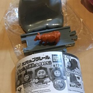 タカラトミーアーツ(T-ARTS)のトーマス カプセルプラレール 新品【岩山付きレール+牛さん】(その他)