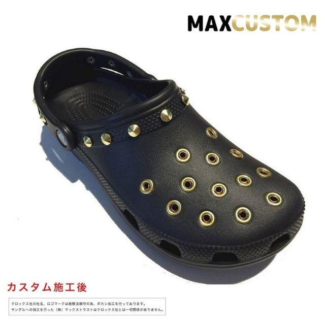 crocs(クロックス)のクロックス crocs パンクカスタム 純金メッキ加工 黒 22～30cm 新品 レディースの靴/シューズ(サンダル)の商品写真