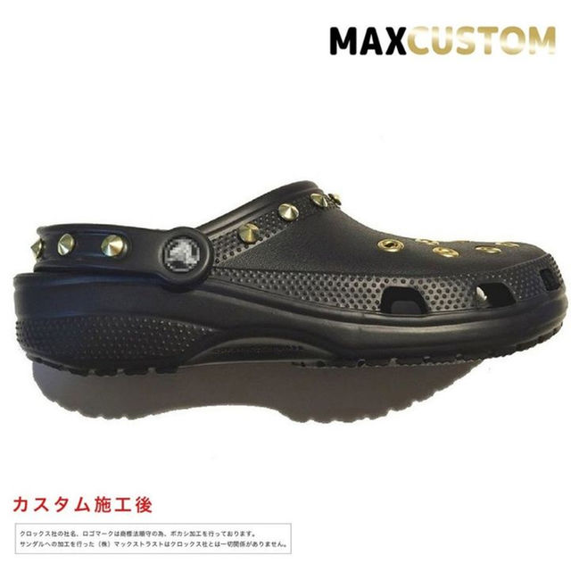 crocs(クロックス)のクロックス crocs パンクカスタム 純金メッキ加工 黒 22～30cm 新品 レディースの靴/シューズ(サンダル)の商品写真